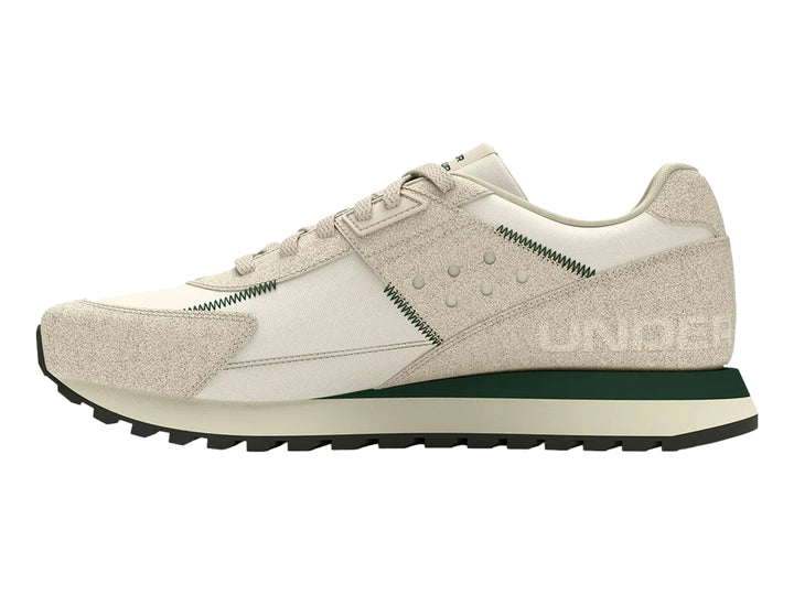 Tenis Under Armour Essential Runner en colores blanco y beige con detalles en verde y suela negra.