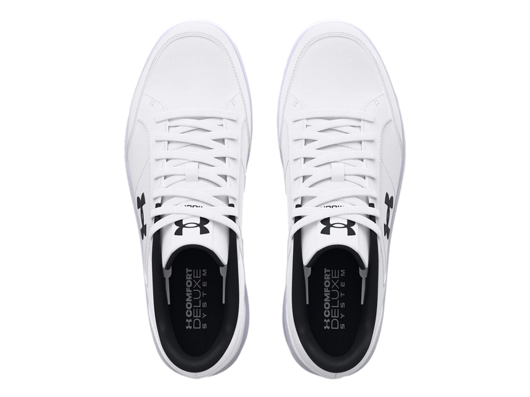 Tenis deportivos Under Armour de color blanco con logotipo y detalles en negro, vista lateral.
