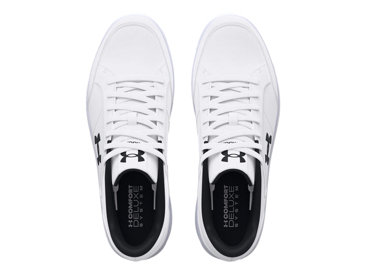 Tenis deportivos Under Armour de color blanco con logotipo y detalles en negro, vista lateral.