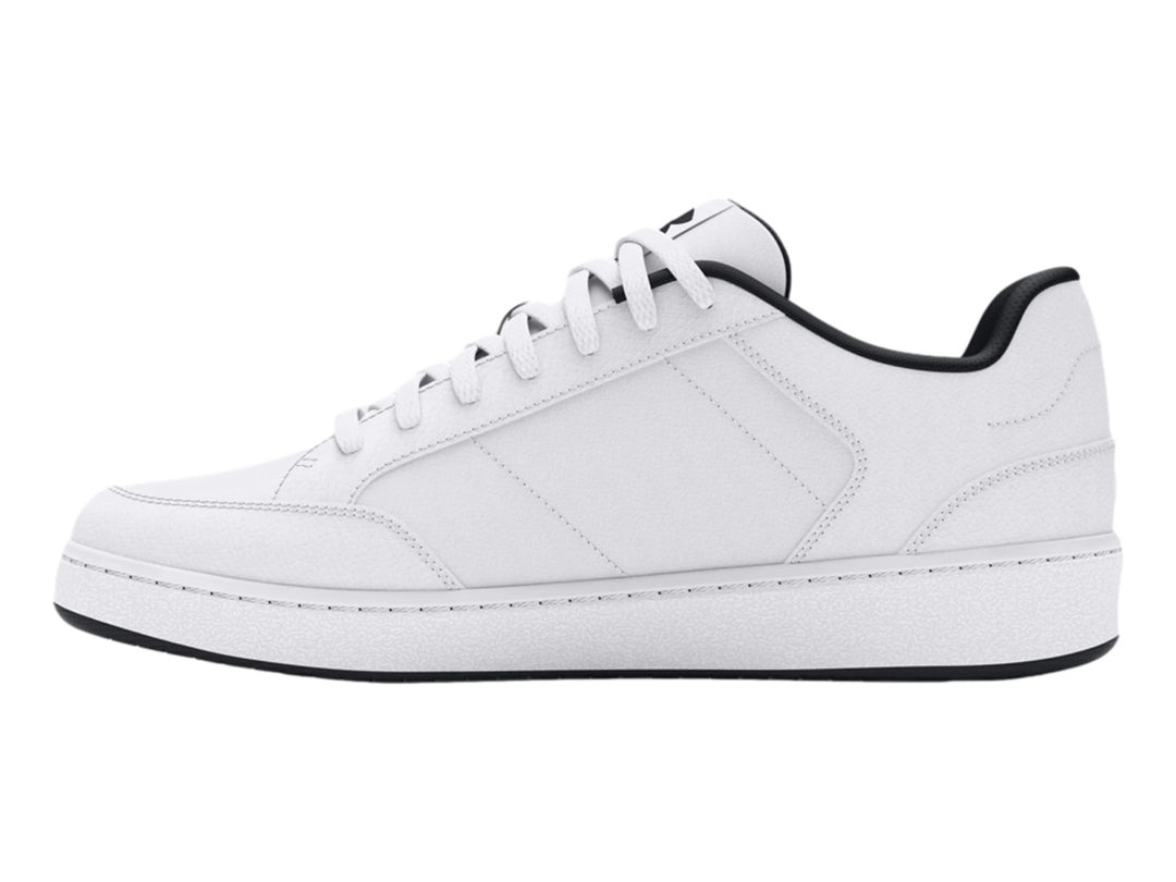 Tenis deportivos Under Armour de color blanco con logotipo y detalles en negro, vista lateral.