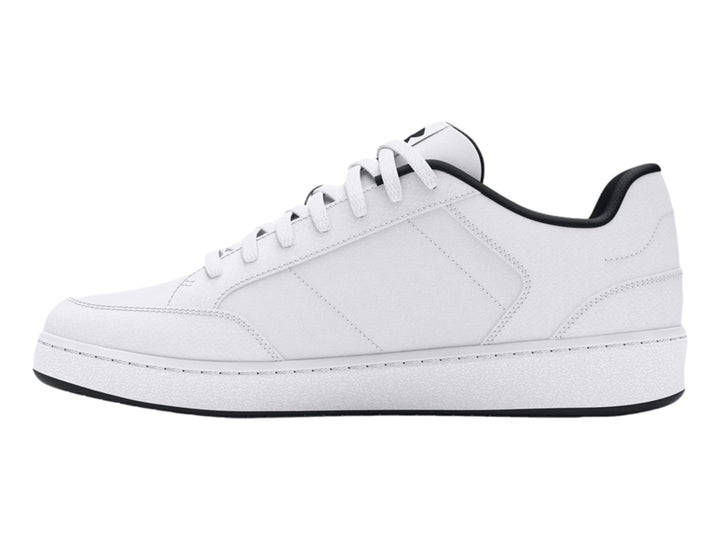 Tenis deportivos Under Armour de color blanco con logotipo y detalles en negro, vista lateral.