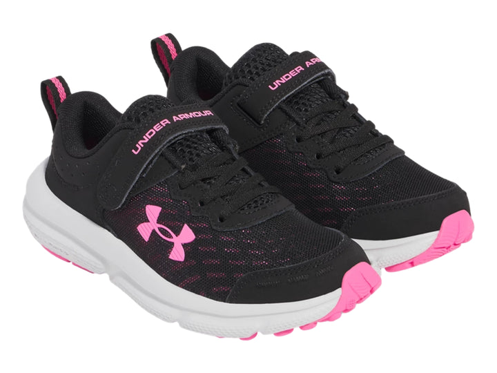 Tenis deportivos Under Armour color negro con suela blanca y detalles en rosa.