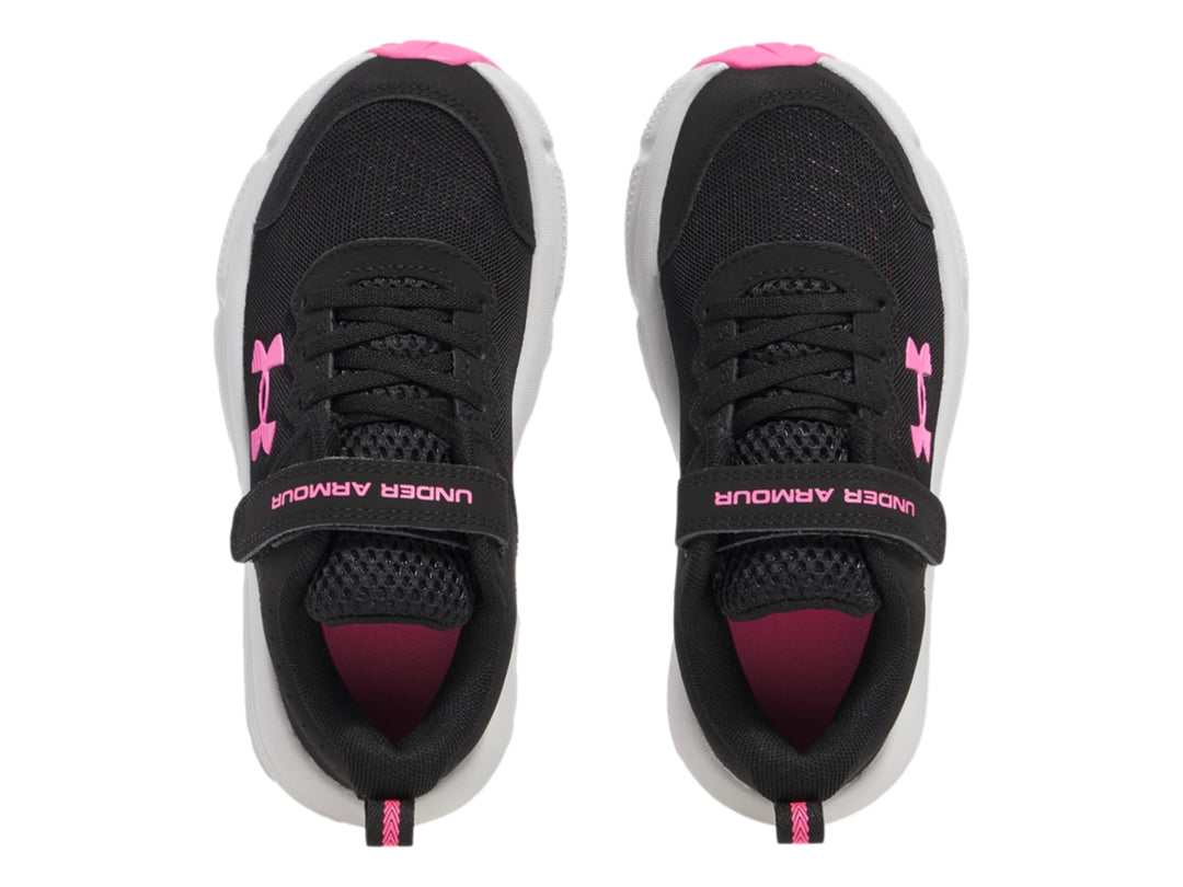 Tenis deportivos Under Armour color negro con suela blanca y detalles en rosa.