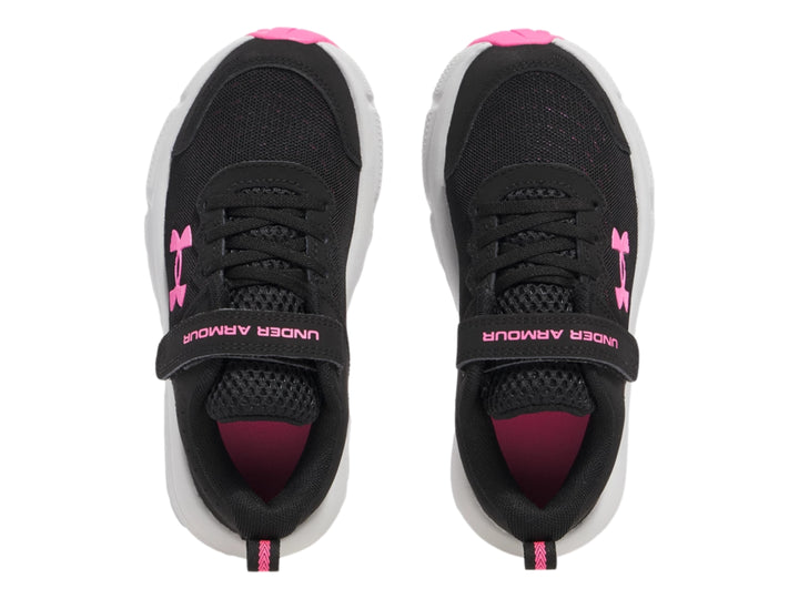 Tenis deportivos Under Armour color negro con suela blanca y detalles en rosa.