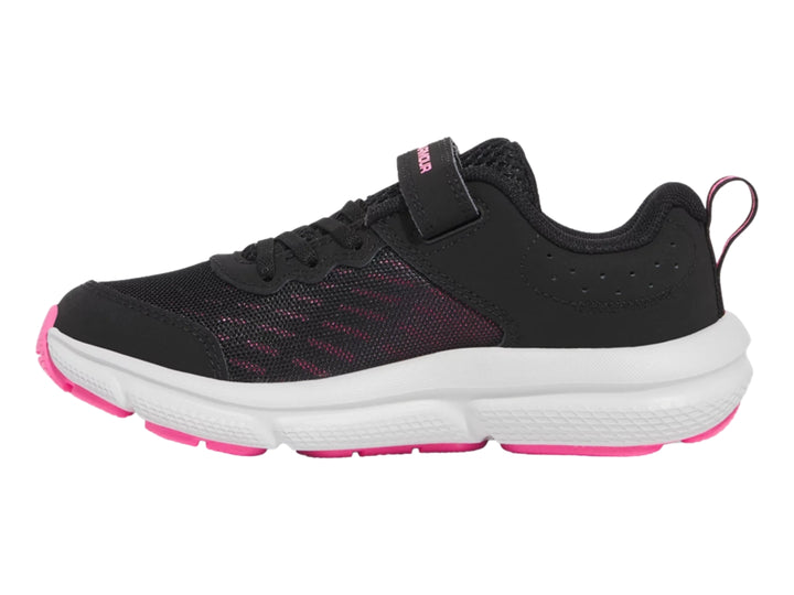 Tenis deportivos Under Armour color negro con suela blanca y detalles en rosa.