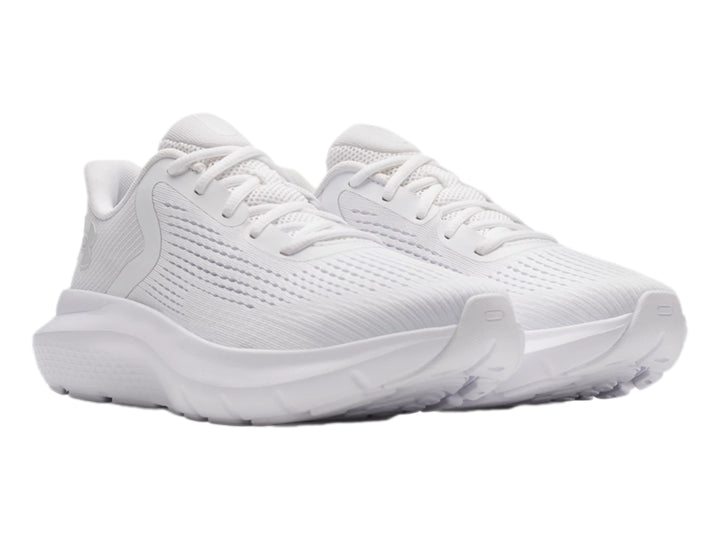 Tenis deportivos Under Armour color blanco con malla transpirable y suela blanca.