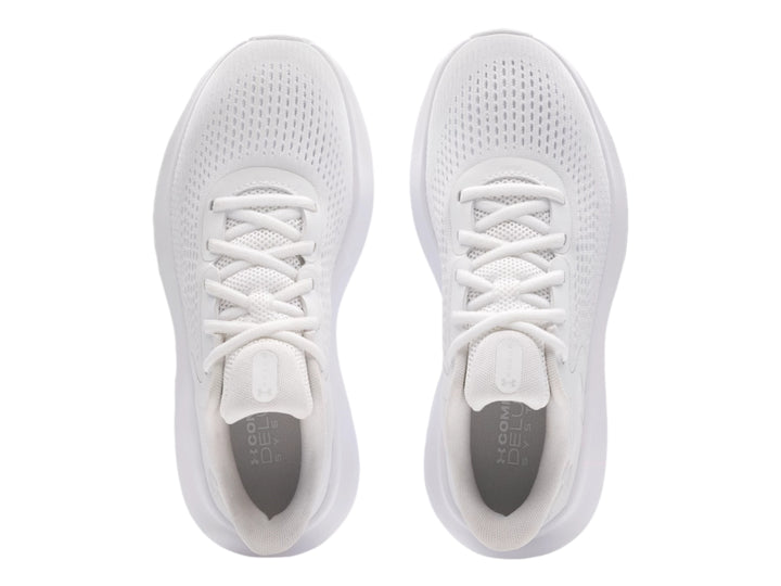 Tenis deportivos Under Armour color blanco con malla transpirable y suela blanca.