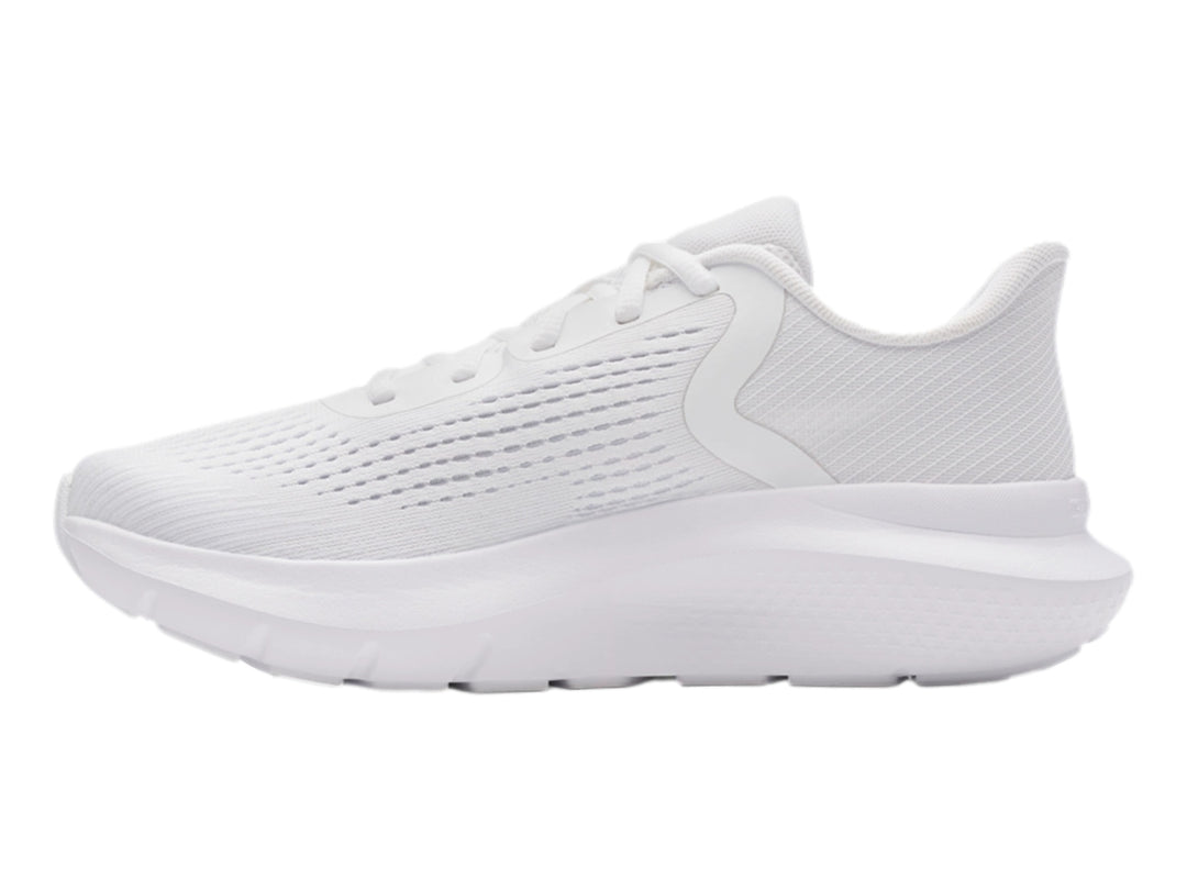 Tenis deportivos Under Armour color blanco con malla transpirable y suela blanca.