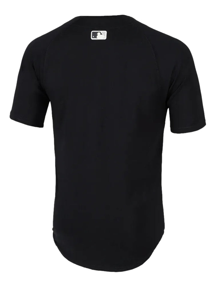 Jersey de béisbol Nike color negro con logotipo de los New York Yankees en blanco y botones frontales.