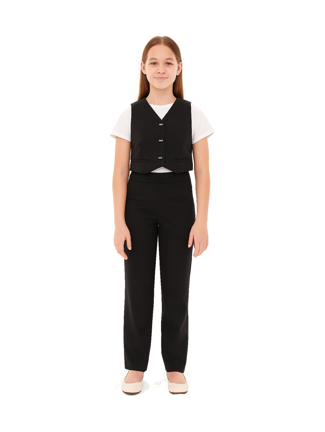 Niña usando un chaleco negro formal con botones sobre una camiseta blanca.