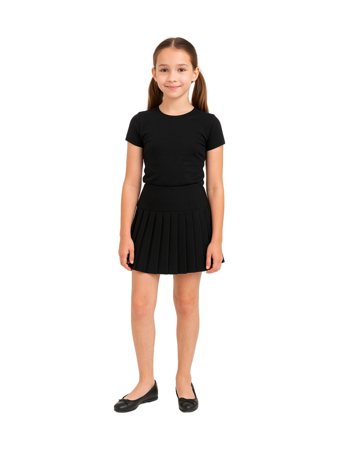 Niña vistiendo una falda plisada de color negro y camiseta negra sobre fondo blanco.