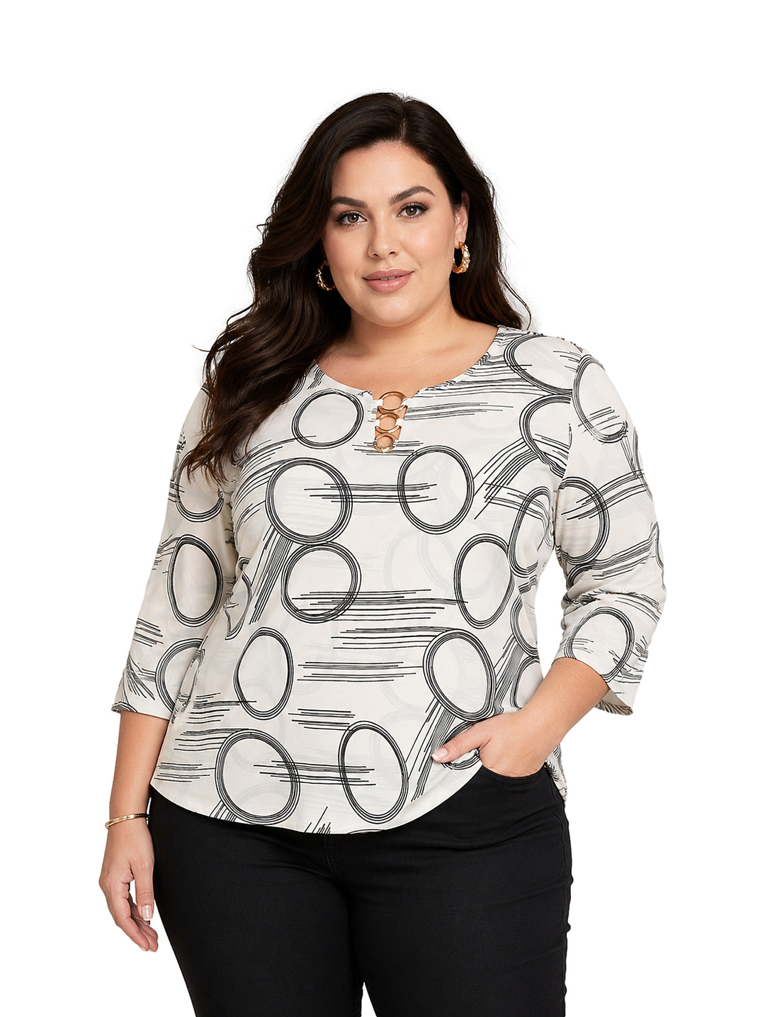 Mujer vistiendo blusa blanca con estampado circular negro en manga 3/4 y pantalones azul oscuro.