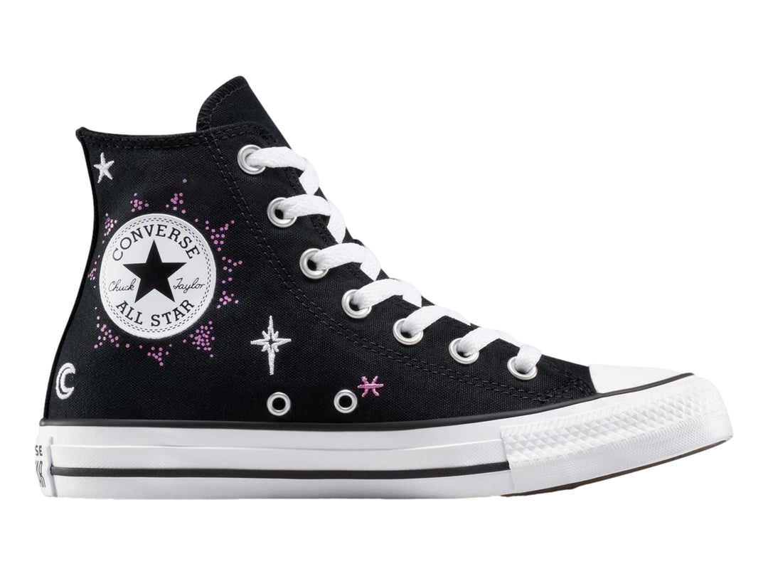 Tenis Converse Chuck Taylor All Star negros con detalles de estrellas y lunas en blanco y azul claro.