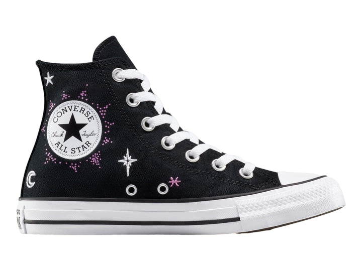 Tenis Converse Chuck Taylor All Star negros con detalles de estrellas y lunas en blanco y azul claro.
