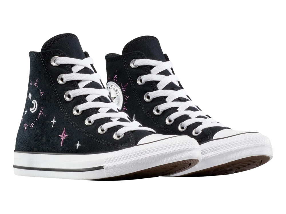 Tenis Converse Chuck Taylor All Star negros con detalles de estrellas y lunas en blanco y azul claro.