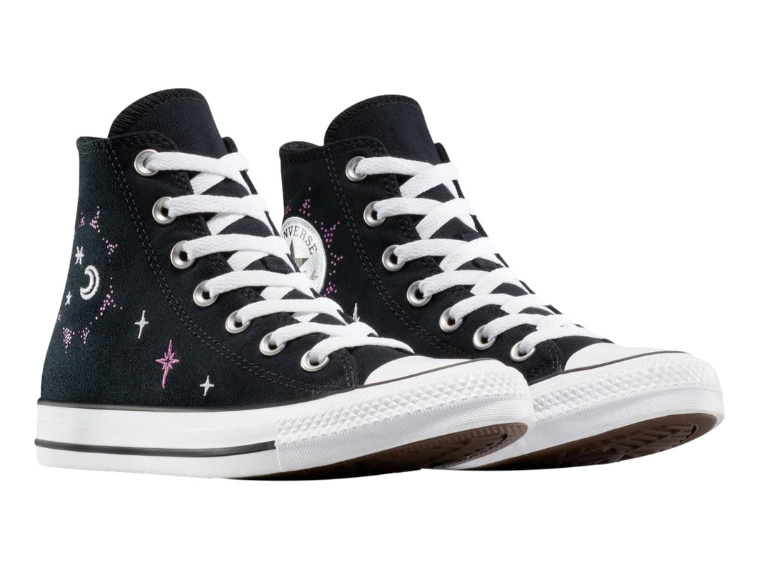 Tenis Converse Chuck Taylor All Star negros con detalles de estrellas y lunas en blanco y azul claro.