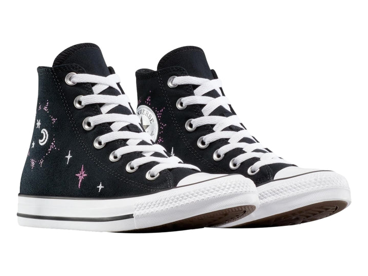 Tenis Converse Chuck Taylor All Star negros con detalles de estrellas y lunas en blanco y azul claro.