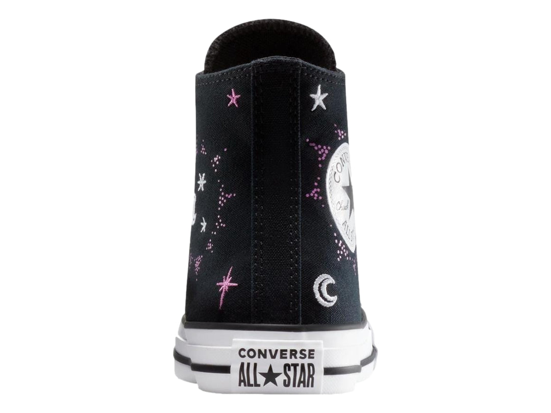 Tenis Converse Chuck Taylor All Star negros con detalles de estrellas y lunas en blanco y azul claro.