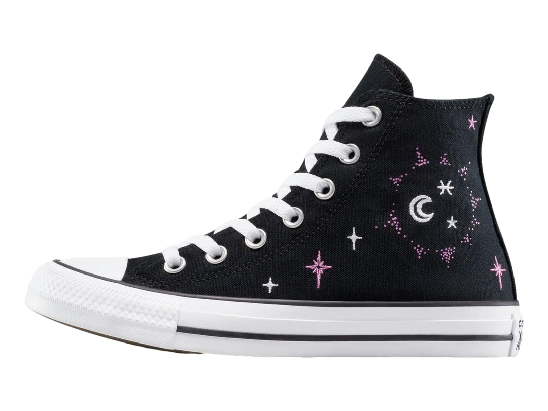 Tenis Converse Chuck Taylor All Star negros con detalles de estrellas y lunas en blanco y azul claro.