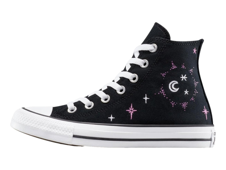 Tenis Converse Chuck Taylor All Star negros con detalles de estrellas y lunas en blanco y azul claro.
