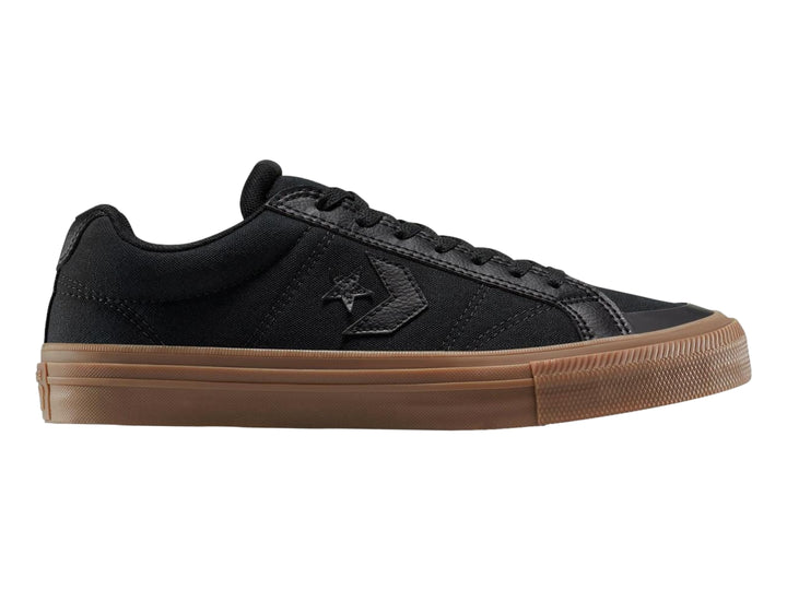 Tenis Converse casuales en color negro con suela de goma color café.