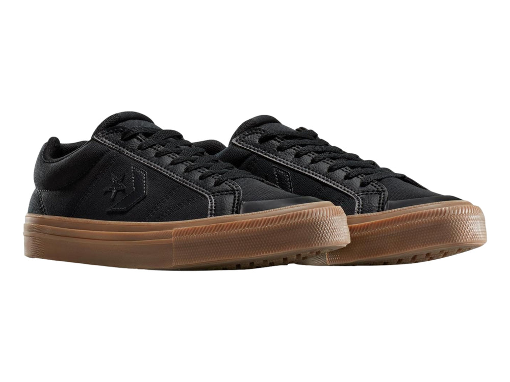Tenis Converse casuales en color negro con suela de goma color café.