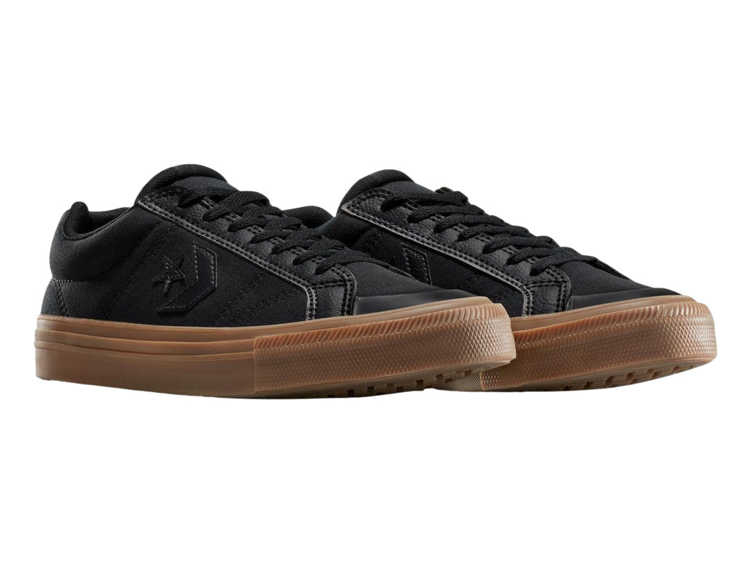 Tenis Converse casuales en color negro con suela de goma color café.