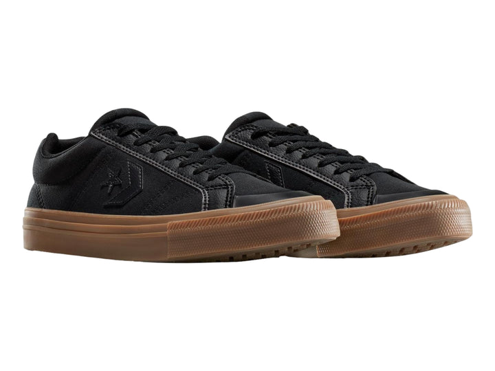 Tenis Converse casuales en color negro con suela de goma color café.