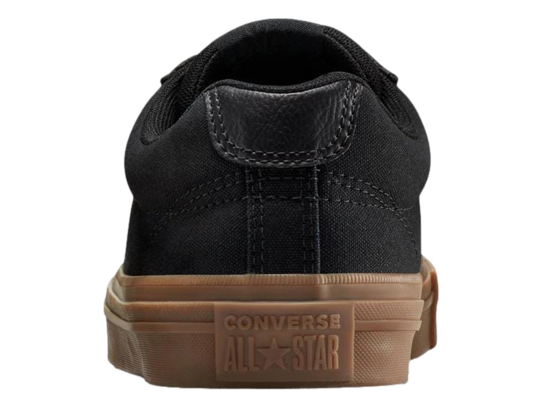 Tenis Converse casuales en color negro con suela de goma color café.