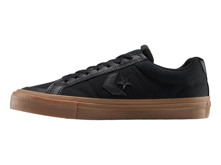 Tenis Converse casuales en color negro con suela de goma color café.
