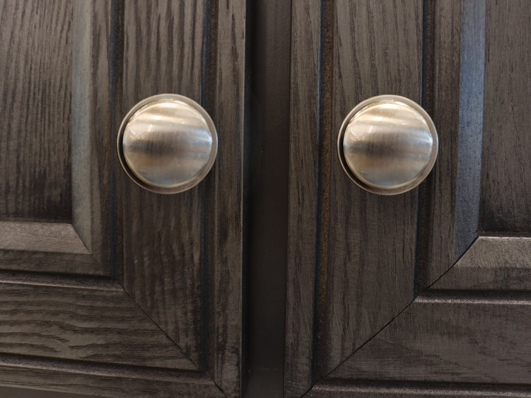 Alacena de madera en color gris oxford con puertas superiores e inferiores, un espacio abierto central y un cajón.