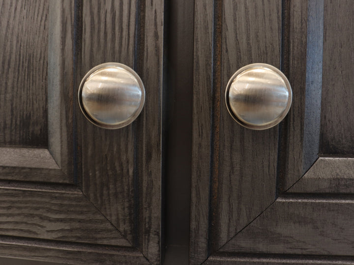 Alacena de madera en color gris oxford con puertas superiores e inferiores, un espacio abierto central y un cajón.