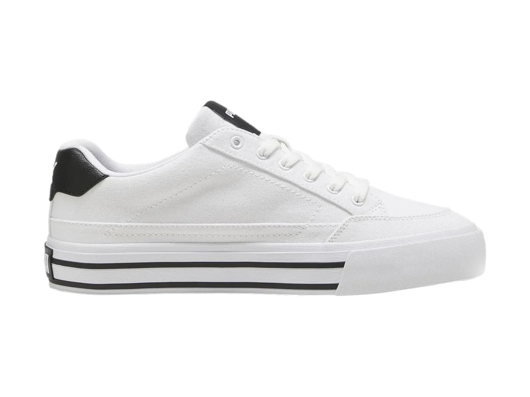 Tenis PUMA Court Classic Vulc en color blanco con detalles en negro y suela blanca con líneas negras.
