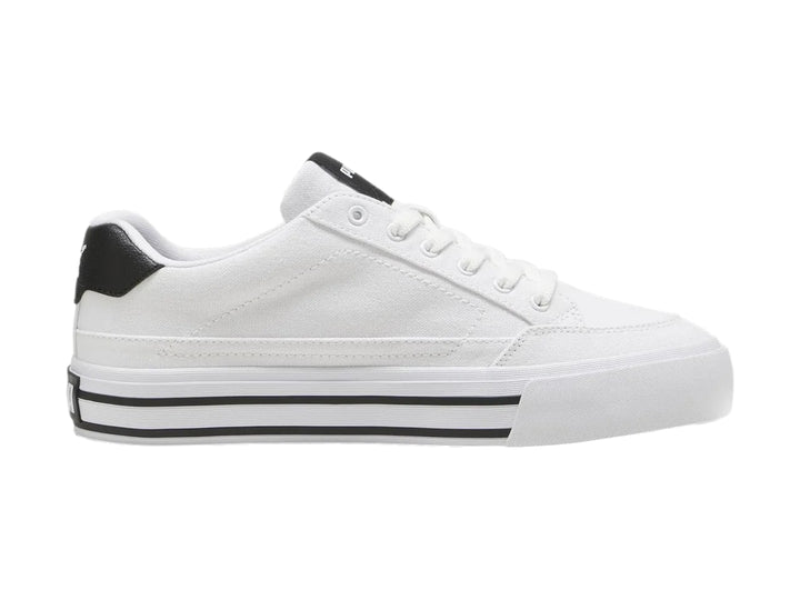 Tenis PUMA Court Classic Vulc en color blanco con detalles en negro y suela blanca con líneas negras.