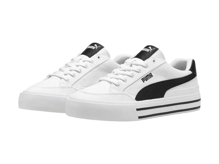 Tenis PUMA Court Classic Vulc en color blanco con detalles en negro y suela blanca con líneas negras.