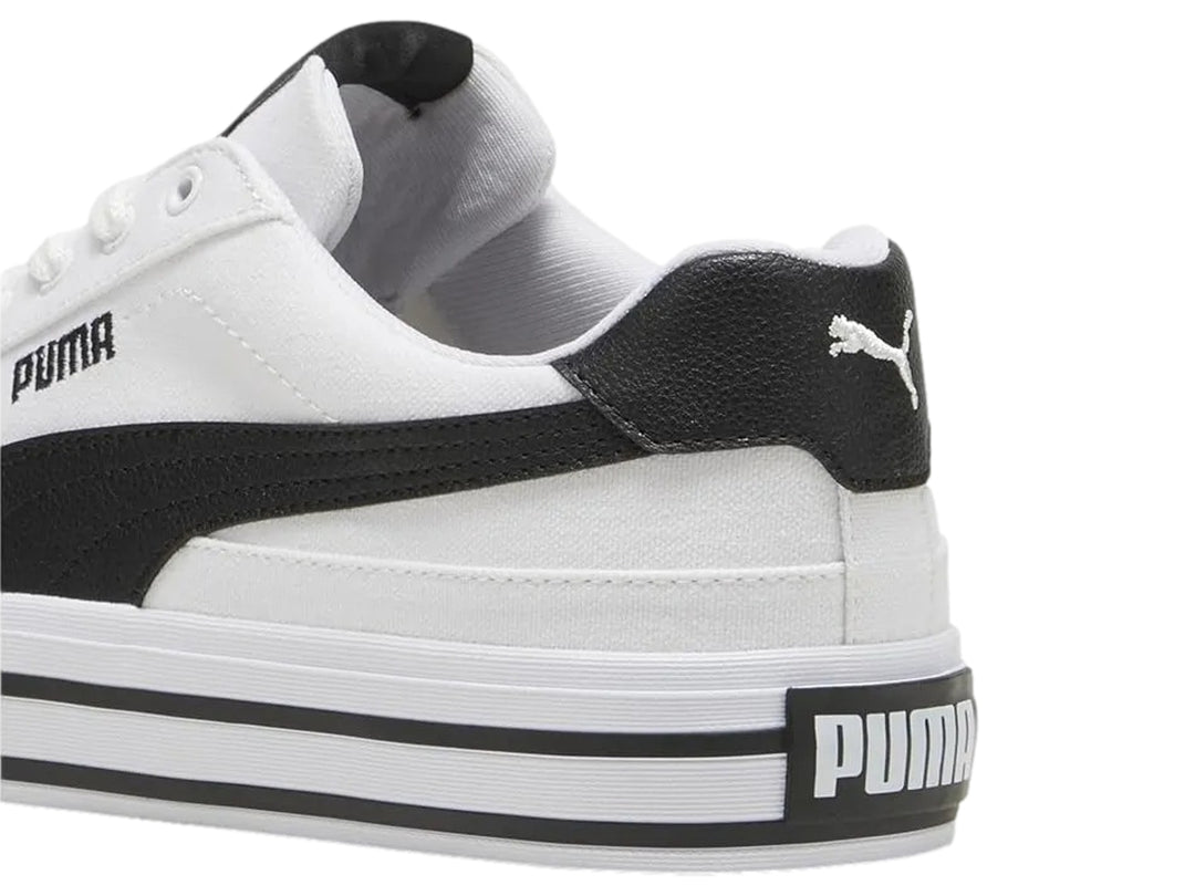 Tenis PUMA Court Classic Vulc en color blanco con detalles en negro y suela blanca con líneas negras.