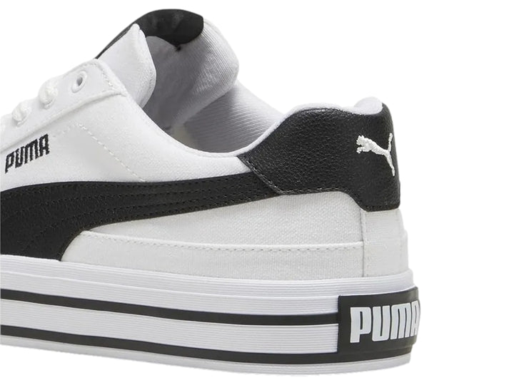 Tenis PUMA Court Classic Vulc en color blanco con detalles en negro y suela blanca con líneas negras.