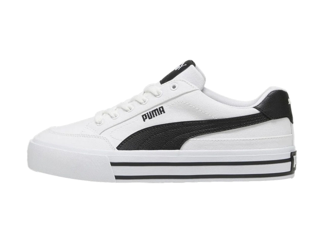 Tenis PUMA Court Classic Vulc en color blanco con detalles en negro y suela blanca con líneas negras.