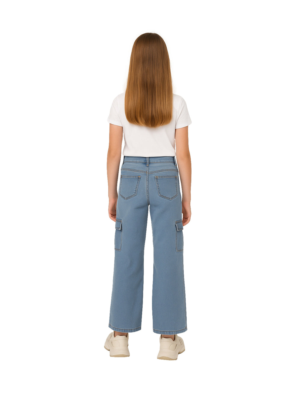 Niña vistiendo pantalones cargo de mezclilla azul claro con pierna ancha y camiseta blanca.