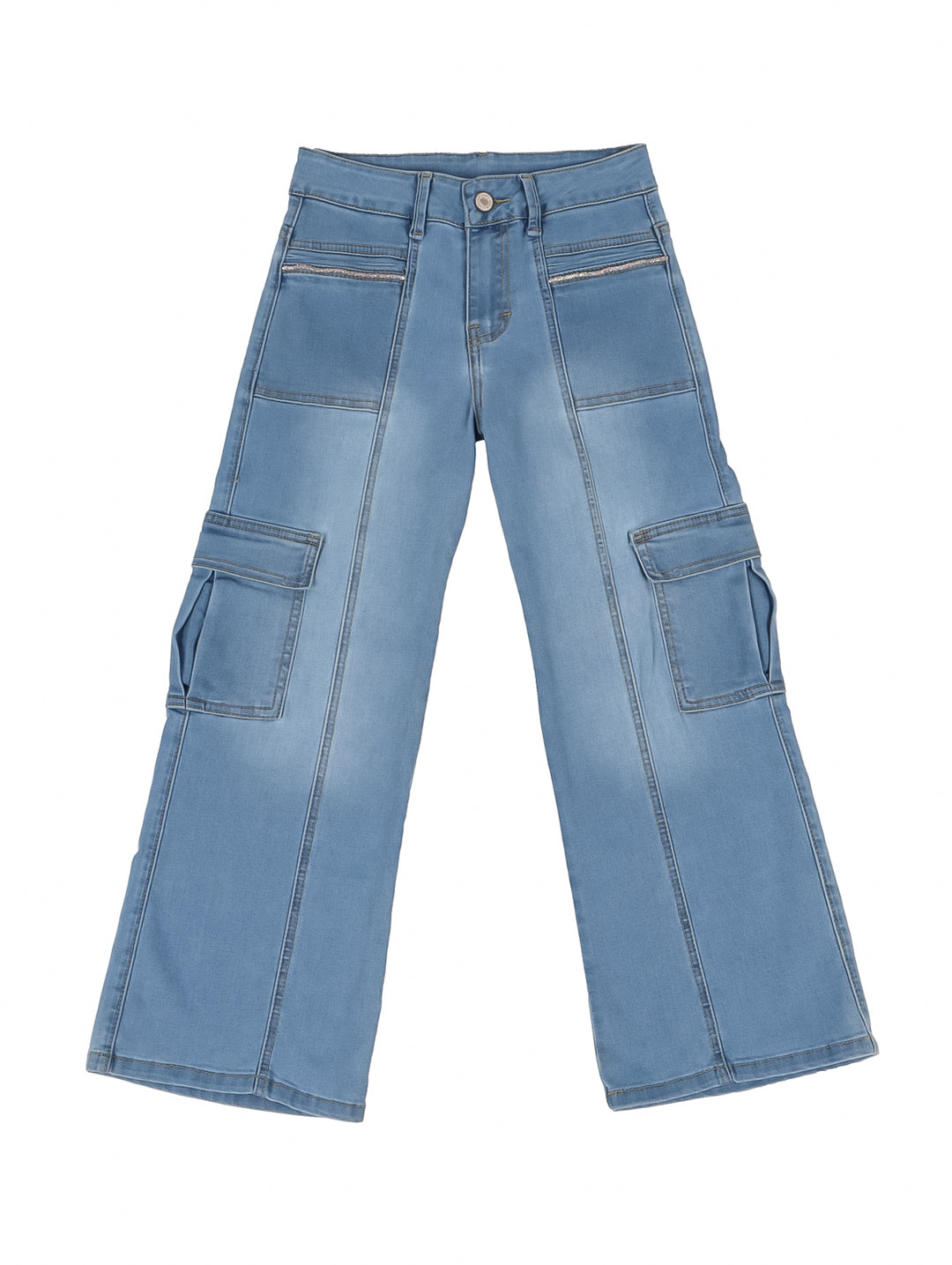 Niña vistiendo pantalones cargo de mezclilla azul claro con pierna ancha y camiseta blanca.