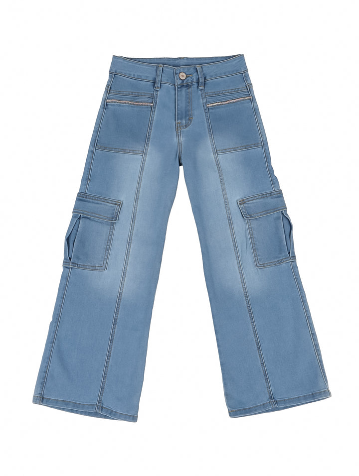 Niña vistiendo pantalones cargo de mezclilla azul claro con pierna ancha y camiseta blanca.
