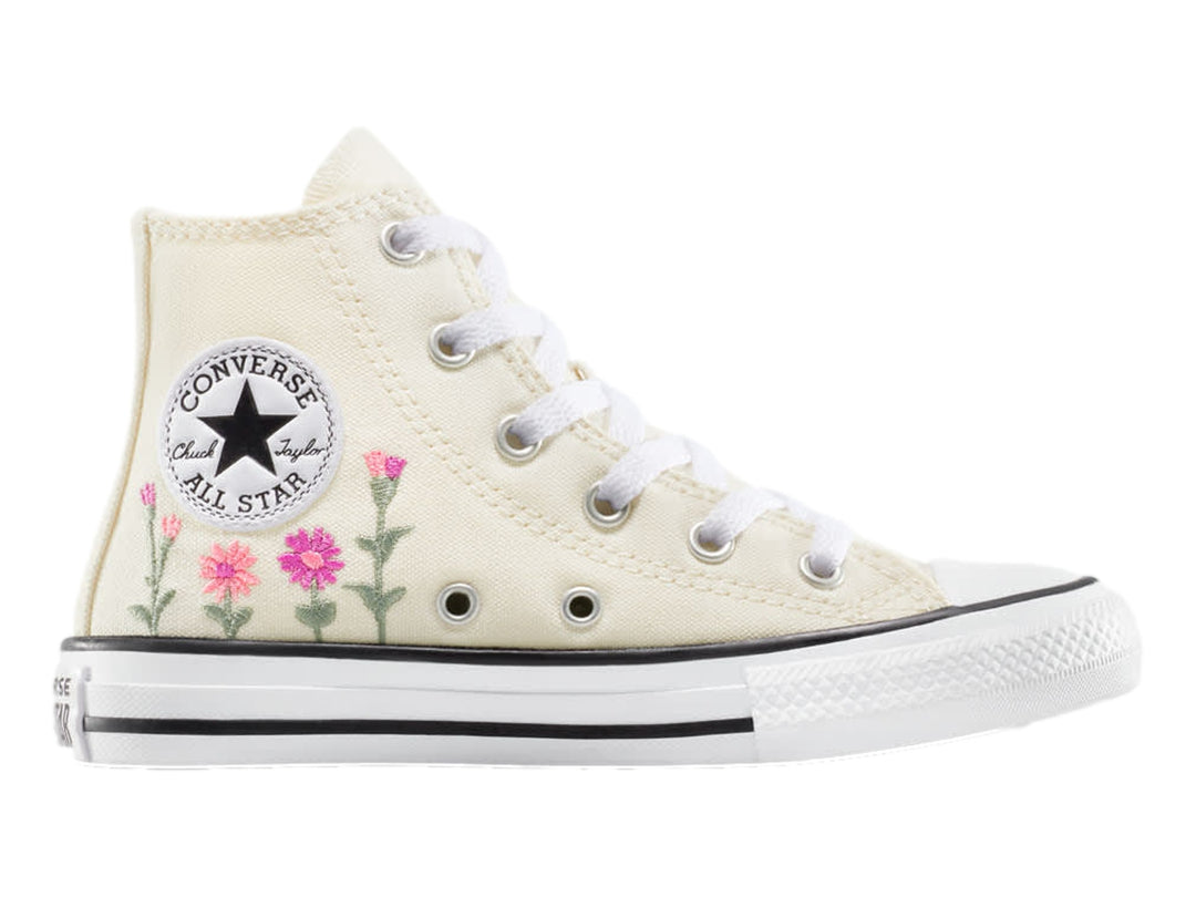 Tenis Converse Chuck Taylor All Star color beige con detalles de flores bordadas en rosa y verde.