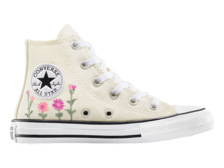 Tenis Converse Chuck Taylor All Star color beige con detalles de flores bordadas en rosa y verde.