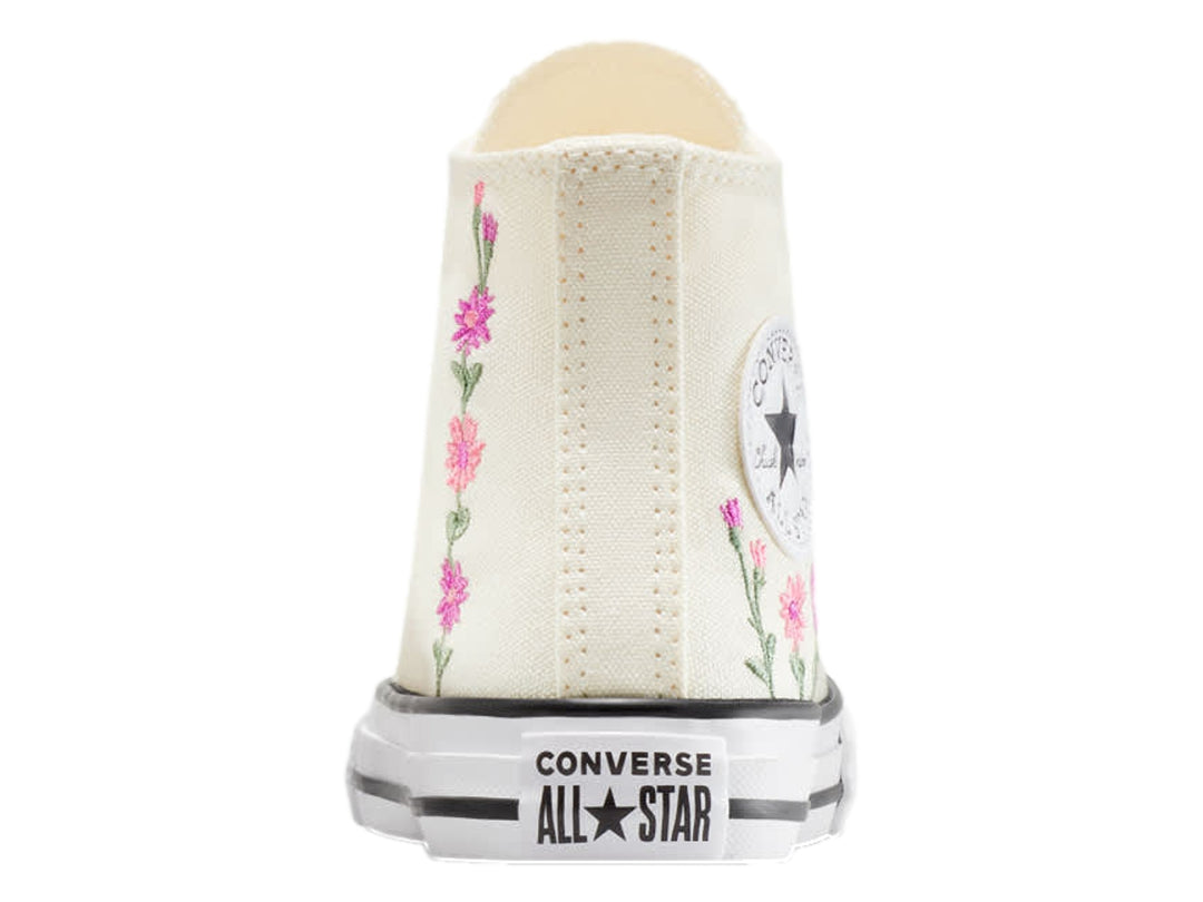 Tenis Converse Chuck Taylor All Star color beige con detalles de flores bordadas en rosa y verde.