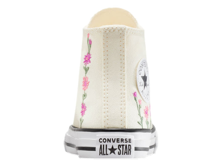 Tenis Converse Chuck Taylor All Star color beige con detalles de flores bordadas en rosa y verde.