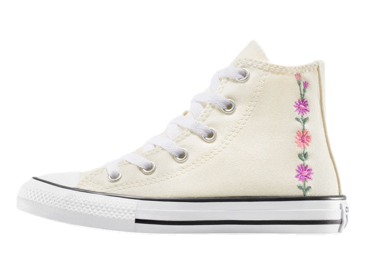 Tenis Converse Chuck Taylor All Star color beige con detalles de flores bordadas en rosa y verde.