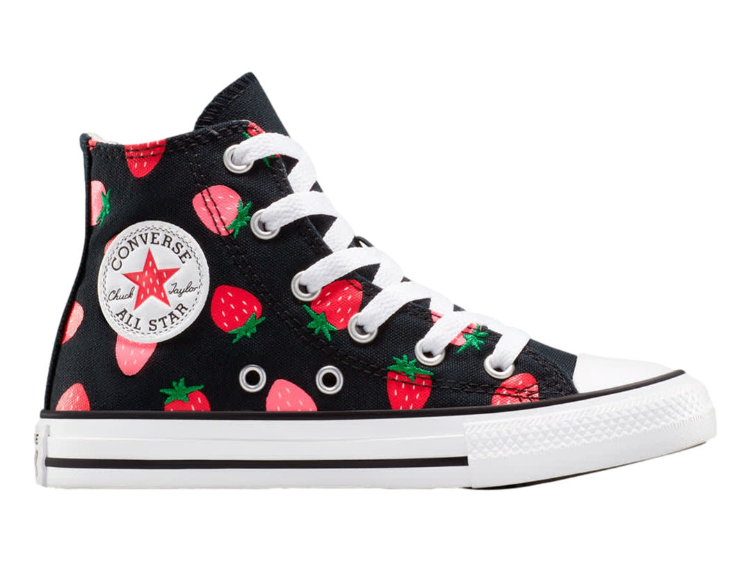Tenis Converse Chuck Taylor All Star negros con estampado de fresas rojas y suela blanca.