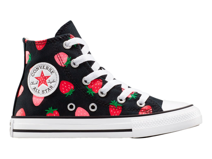 Tenis Converse Chuck Taylor All Star negros con estampado de fresas rojas y suela blanca.