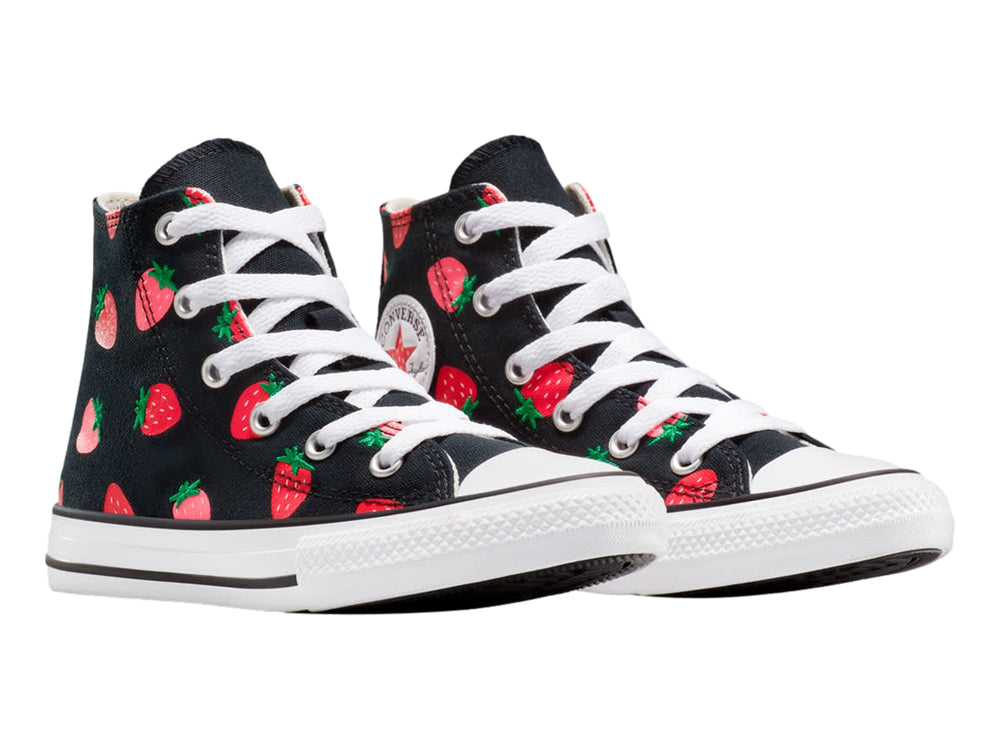 Tenis Converse Chuck Taylor All Star negros con estampado de fresas rojas y suela blanca.