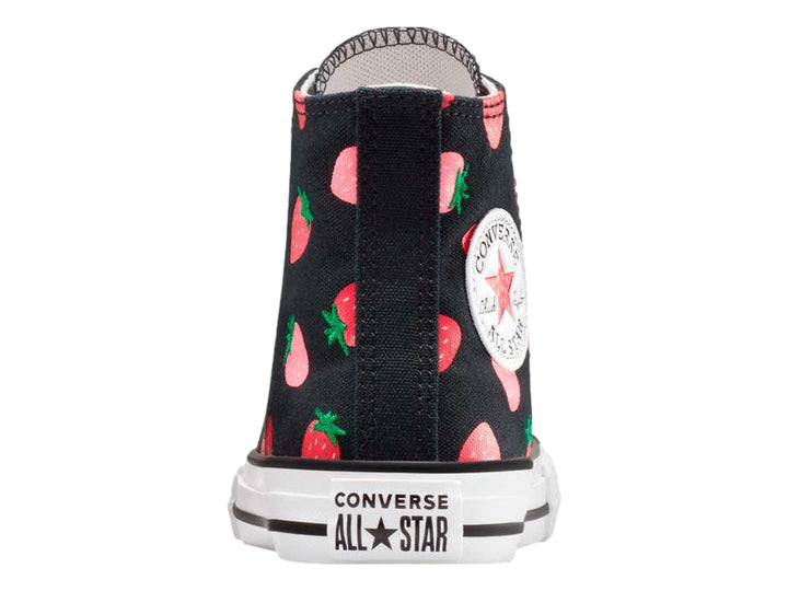 Tenis Converse Chuck Taylor All Star negros con estampado de fresas rojas y suela blanca.